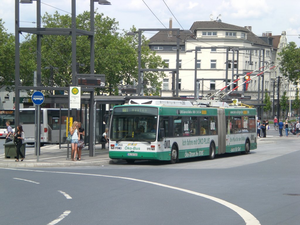 Van Hool AG 300 T auf der Linie 681 nach Hsten am Hauptbahnhof Solingen.(4.7.2012)
 
