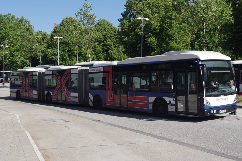 Van Hool AGG 300 der Hochbahn mit der Nummer 8503 am 7.Juli 2010 aufm ZOB (Wo er sich jedoch etwas verfahren Hat:))