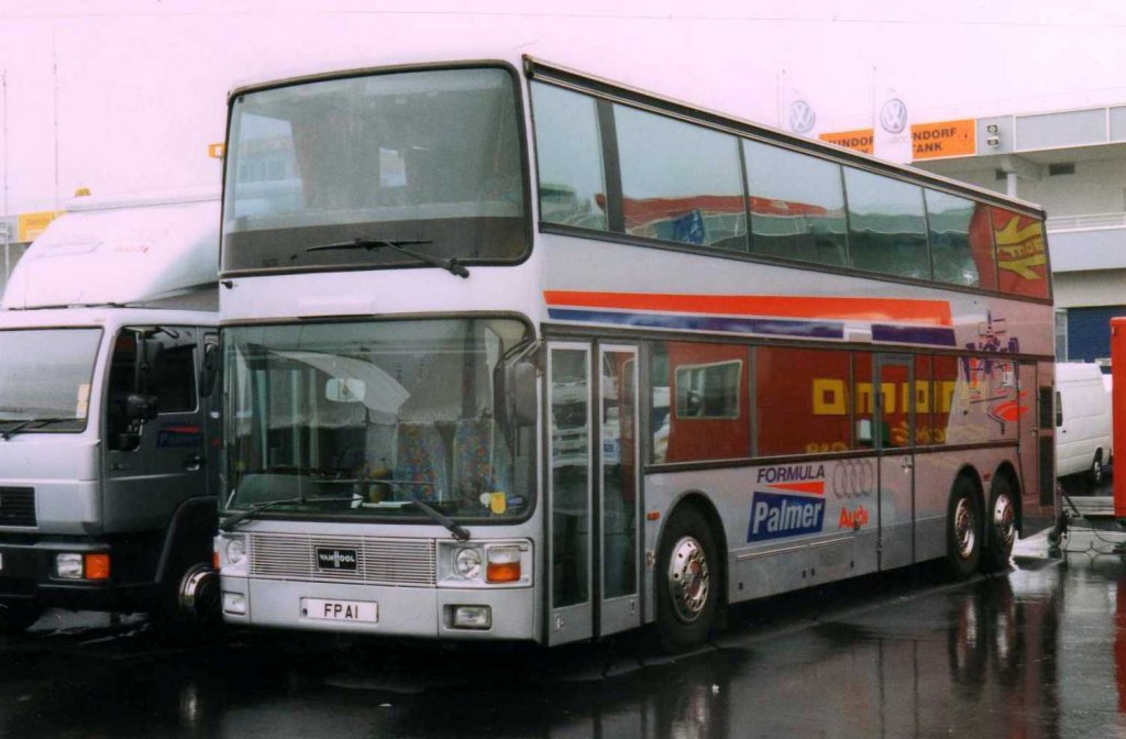 Van Hool Astromega T824, aufgenommen im Juli 2000 im Fahrerlager des Nrburgrings.