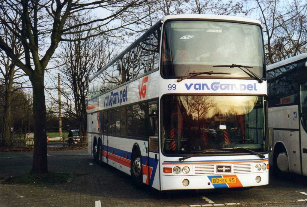 Van Hool Astromega T824, aufgenommen im April 2000 auf dem Parkplatz der Westfalenhallen in Dortmund.