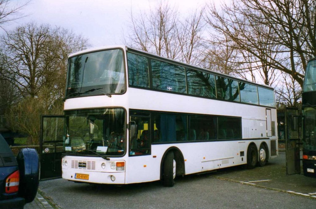 Van Hool Astromega T824, aufgenommen im Mrz 2002 auf dem Parkplatz der Westfalenhallen in Dortmund.