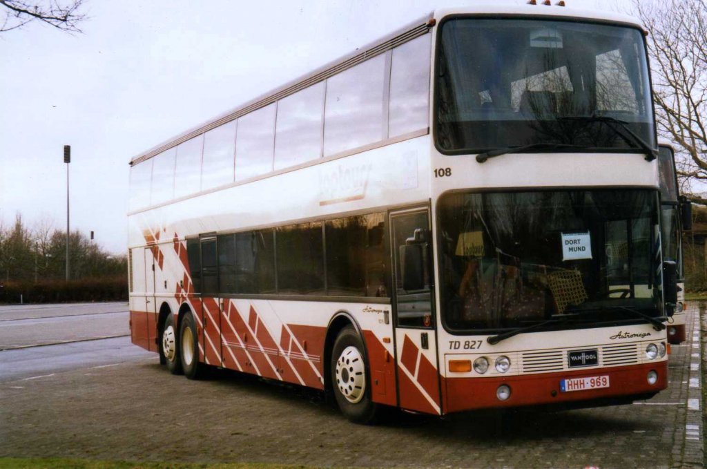 Van Hool Astromega TD827, aufgenommen im November 1997 auf dem Parkplatz der Westfalenhallen in Dortmund.