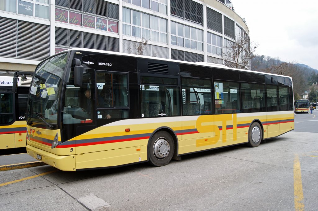 Van Hool Bus BE 102205 auf der Linie 33 am Bahnhof Thun. Die Aufnahme stammt vom 12.04.2010.