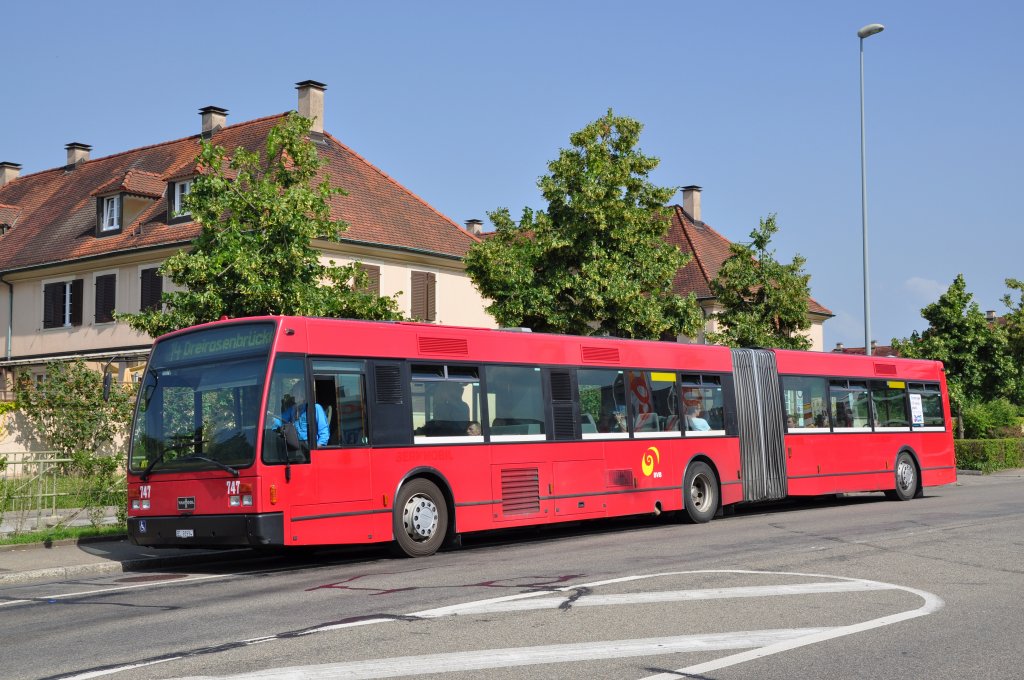 Van HOOL Bus mit der Betriebsnummer 747 (ex Bernmobil 248) an der Haltestelle Freidorf auf der Tramersatzlinie 14. Die Aufnahme stammt vom 29.06.2012.