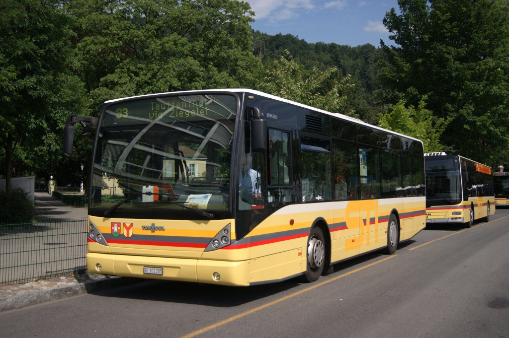 Van Hool Bus mit der Betriebsnummer 5 auf der Linie 33 auf einem Abstellplatz am Bahnhof Thun. Die Aufnahme stammt vom 04.08.2012.