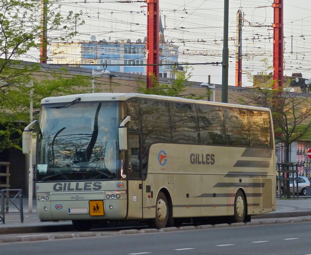 Van Hool Bus, in der Nhe des Bahnhofs von Brssel Midi abgestellt, wartet er als Schulbus auf seinen nchsten Einsatz. 10.05.2013