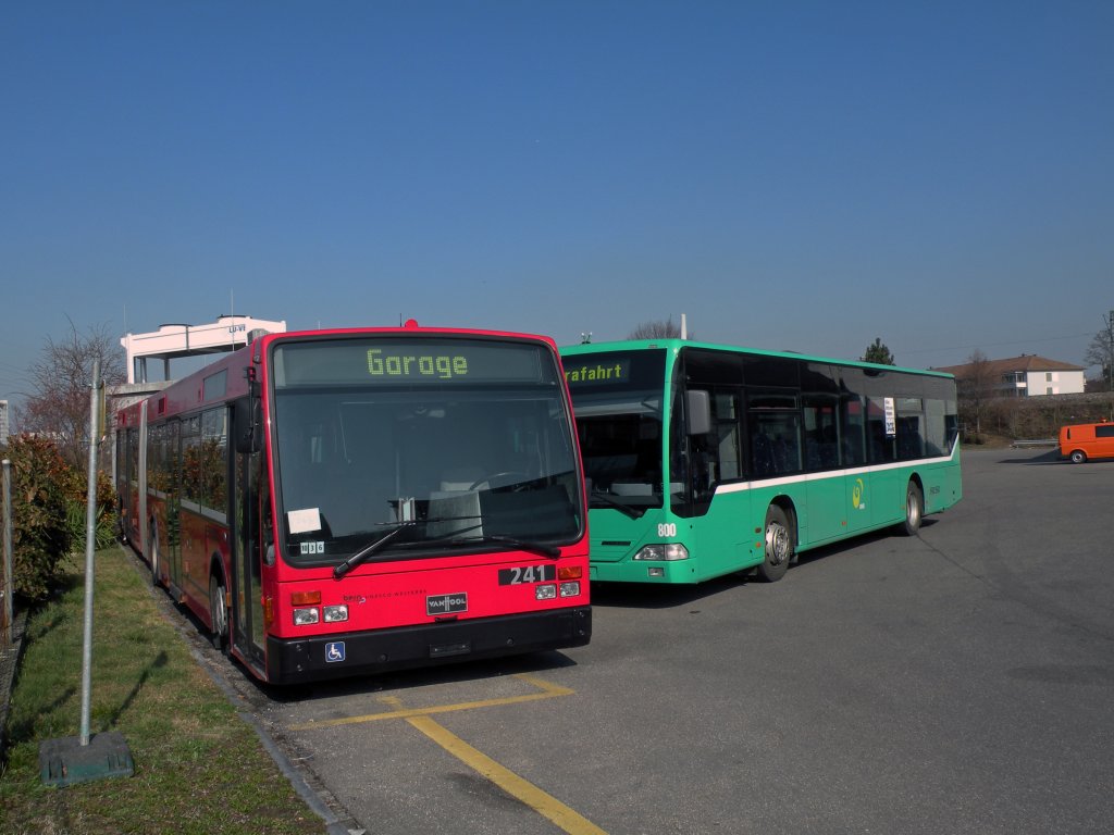 Van Hool Buse der Serie 241 - 249 von Bernmobil sind alle bei der BVB eingetroffen, wo sie während den grossen Baustellen in Pratteln und Riehen als Tramersatzbusse eingesetzt werden. Hier wartet der Bus 241 auf seine Umnummerierung. Die Aufnahme stammt vom 09.03.2012.

