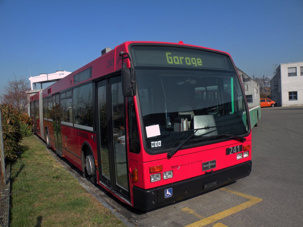 Van Hool Buse der Serie 241 - 249 von Bernmobil sind alle bei der BVB eingetroffen, wo sie whrend den grossen Baustellen in Pratteln und Riehen als Tramersatzbusse eingesetzt werden. Hier wartet der Bus 241 auf seine Umnummerierung. Die Aufnahme stammt vom 09.03.2012.