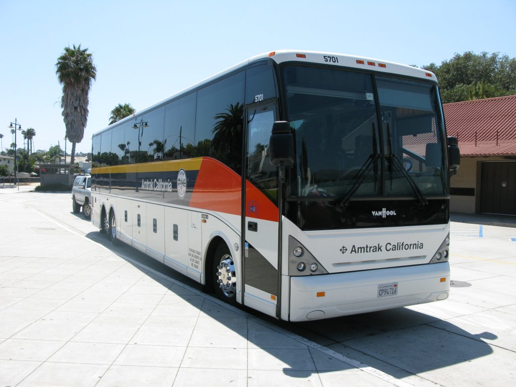 Van Hool Coach von Amtrak California im Bahnhof Santa Barbara