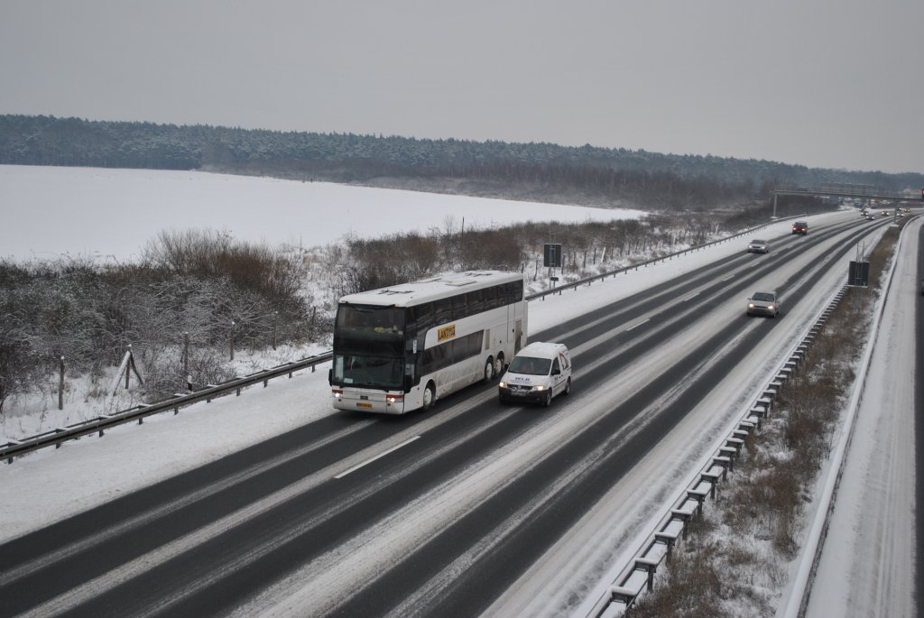 Van Hool Reisebus auf der A2 bei Lehrte, am 19.12.2010.