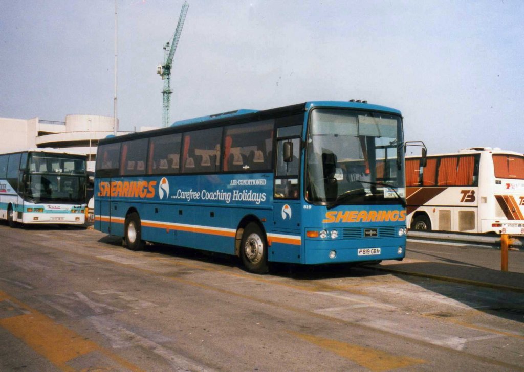 Van Hool T815 Alicron, aufgenommen im Mrz 1997 auf dem Busparkplatz in Venedig.