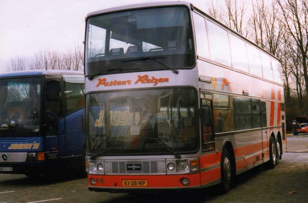 Van Hool TD824 Astromega, aufgenommen im Dezember 1997 auf dem Parkplatz der Westfalenhallen in Dortmund.
