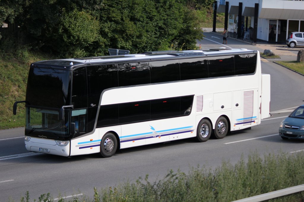 van Hool TX Astromega encore immatricul en Belgique photographi le 29.08.2012 prs de Berne. Ce vhicule a t livr quelques heures plus tard  la maison L'Oiseau bleu  Sierre !
. On remarque les lignes qui reprennent le graphique de la maison mme si les couleurs ont chang (l'orange  disparu et le gris fait son apparition !)