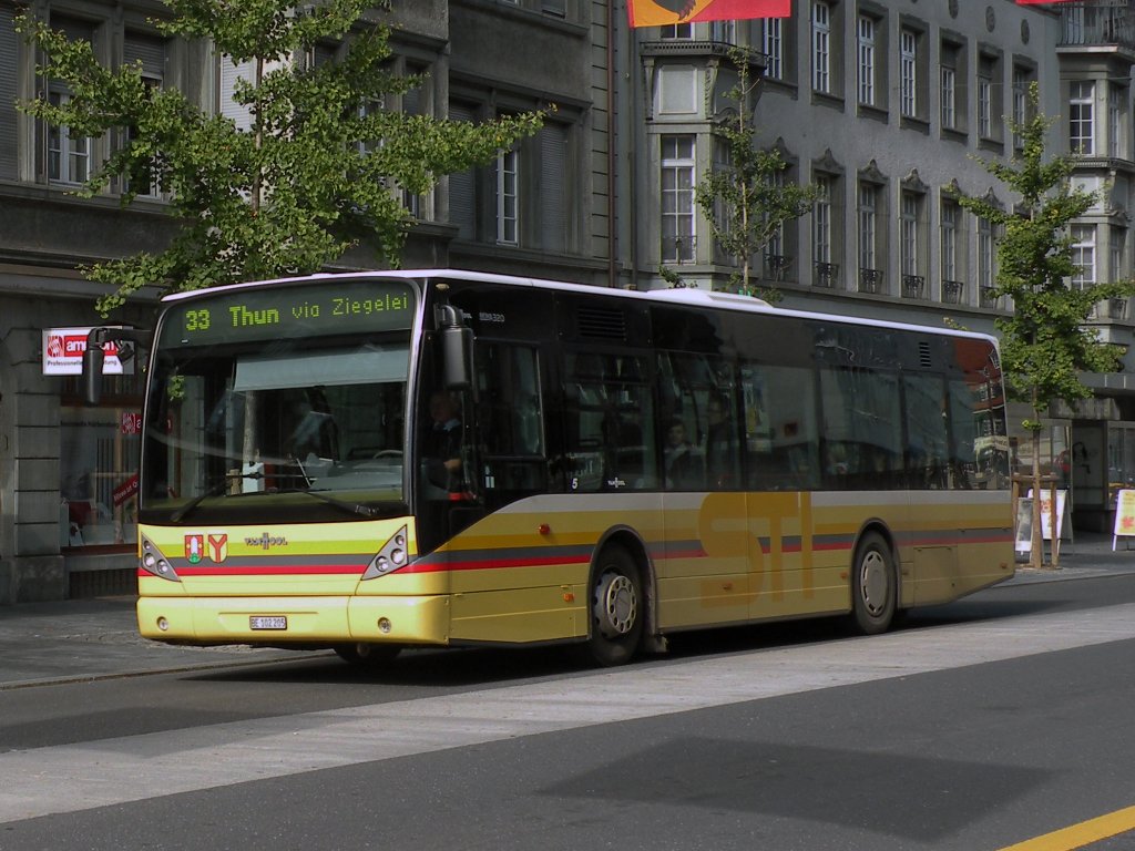 VanHool Bus mit der Betriebsnummer 5 auf der Linie 33 fhrt zum Bahnhof Thun. Die Aufnahme stammt vom 12.10.2011.