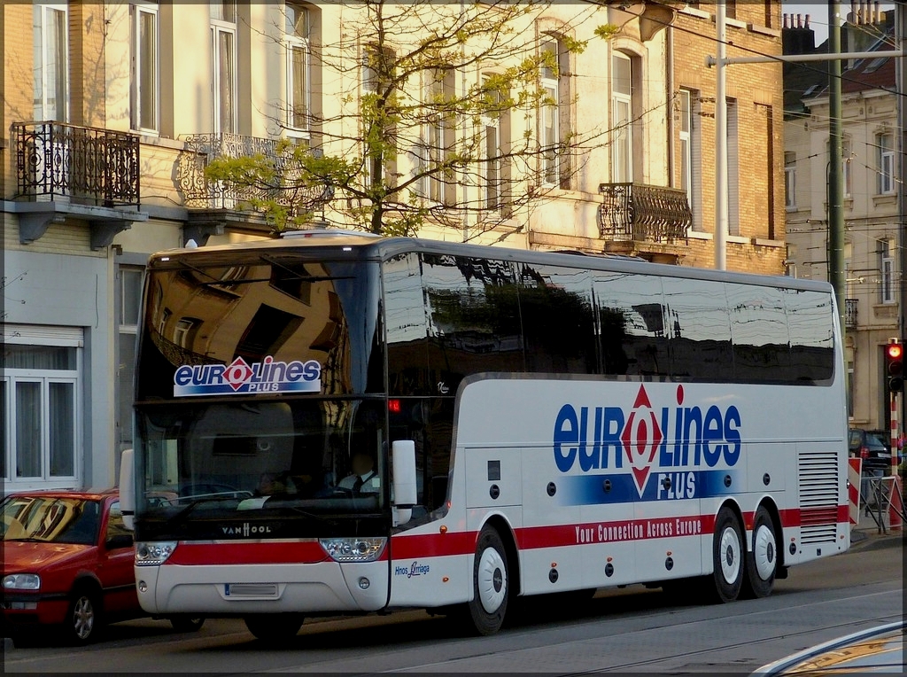 VanHool Reisebus des Unternehmens  Eurolines  war am 22.06.2012 in den Straen von Brsssel unterwegs.