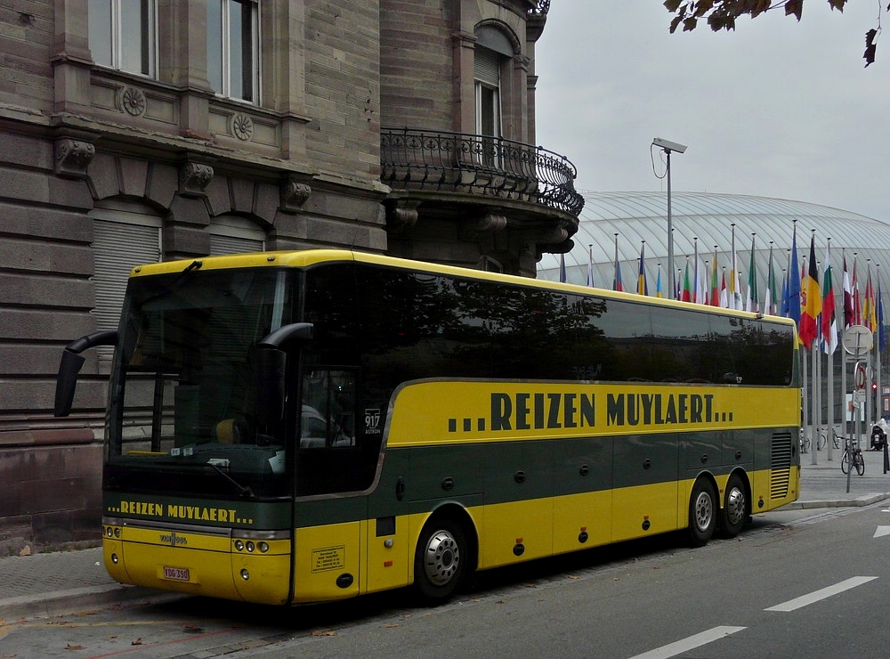 VanHool T 917 Reisebus aus Belgien steht auf einem Parkplatz in der Nhe des Bahnhofs von Strasbourg. 30.10.2011