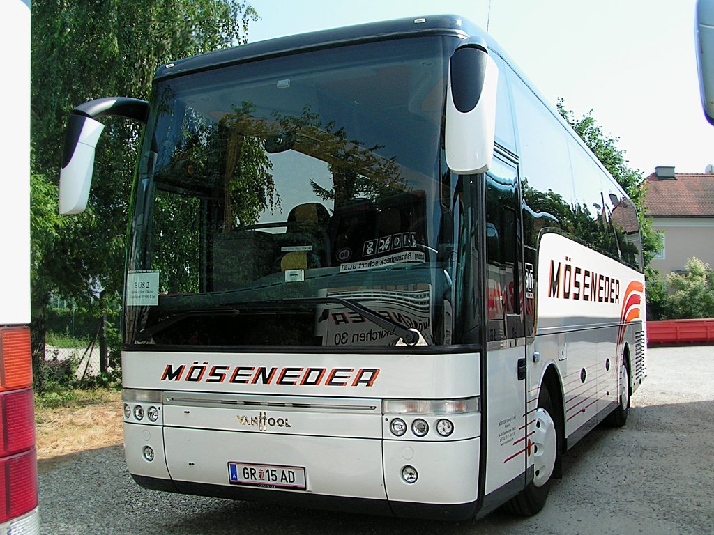 VANHOOL_T911 von Mseneder inmitten von weiteren Bussen am Messegelnde in Ried i.I.;100703