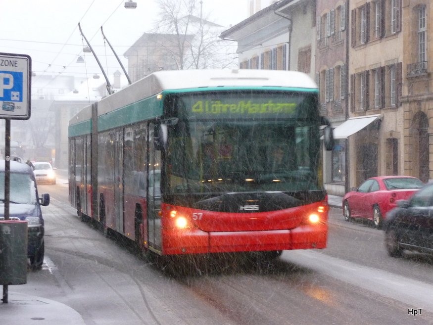 VB Biel - Hess-Swisstrolleybus BGT-N2C Nr.57 unterwegs auf der Linie 4 in Nidau am 29.01.2010