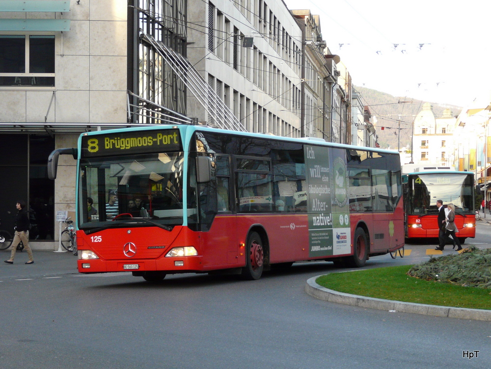 VB Biel - Mercedes Citaro  Nr.125  BE 560125 unterwegs auf der Linie 8 in der Stadt Biel am 13.11.2010