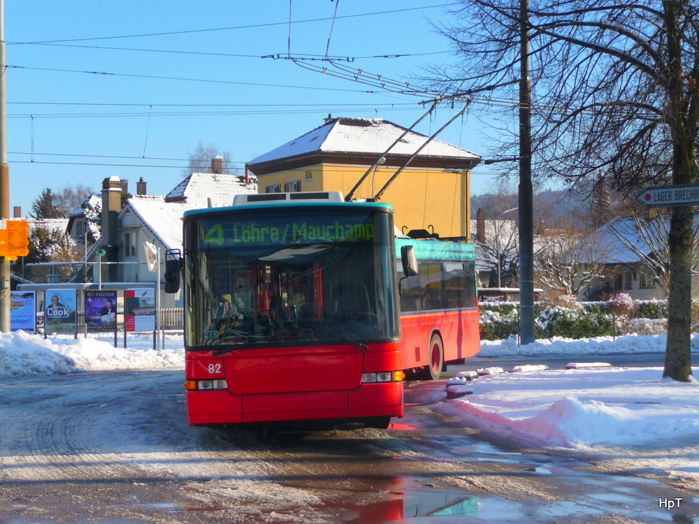 VB Biel - NAW Trolleybus Nr.82 unterwegs auf der Linie 4 in Nidau am 26.12.2010
