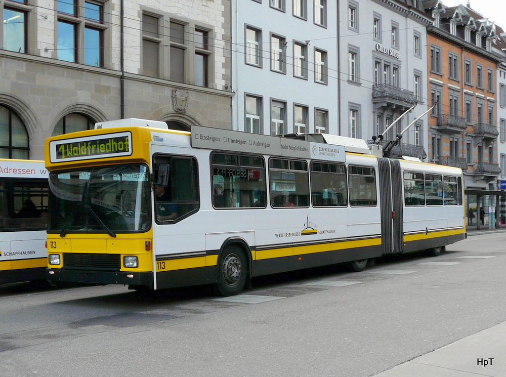 VB Schaffhausen - NAW-Hess Trolleybus Nr.113 bei den Haltestellen vor dem Bahnhof Schaffhausen am 01.04.2011


