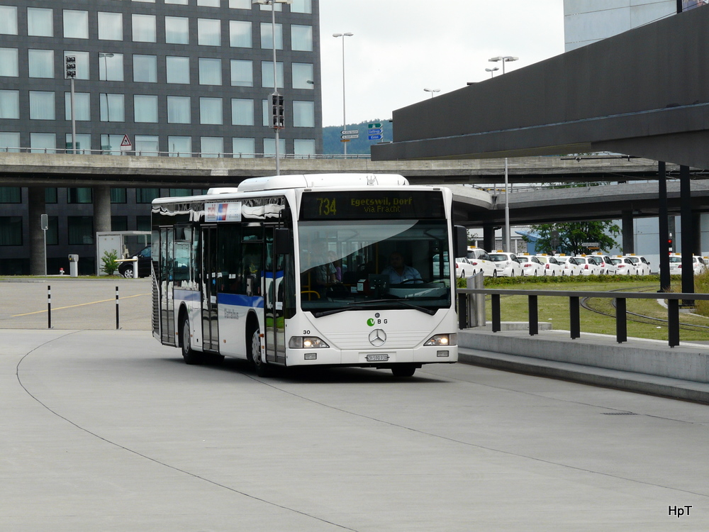 VBG - Mercedes Citaro  Nr.30  ZH 590030 bei der zufahrt zu den Bushaltestellen beim Flughafen Zrich am 10.07.2011