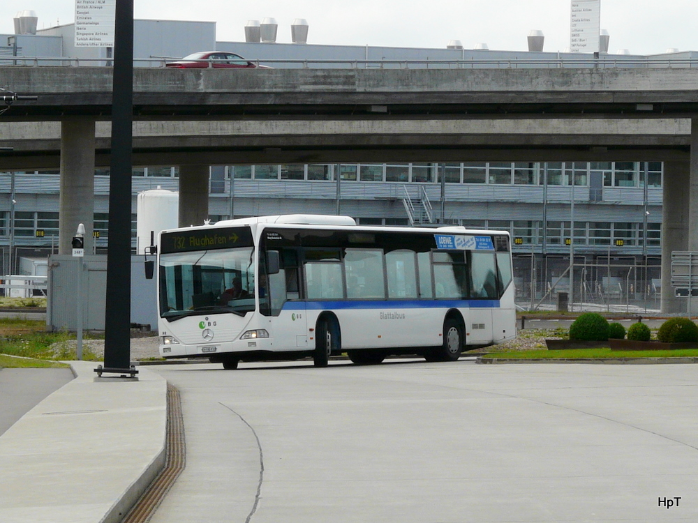 VBG - Mercedes Citaro  Nr.32  ZH 590932 bei der zufahrt zu den Bushaltestellen beim Flughafen Zrich am 10.07.2011