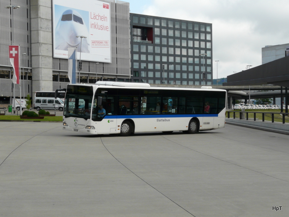 VBG - Mercedes Citaro Nr.63 ZH 634612 bei der zufahrt zu den Bushaltestellen beim Flughafen Zrich am 10.07.2011