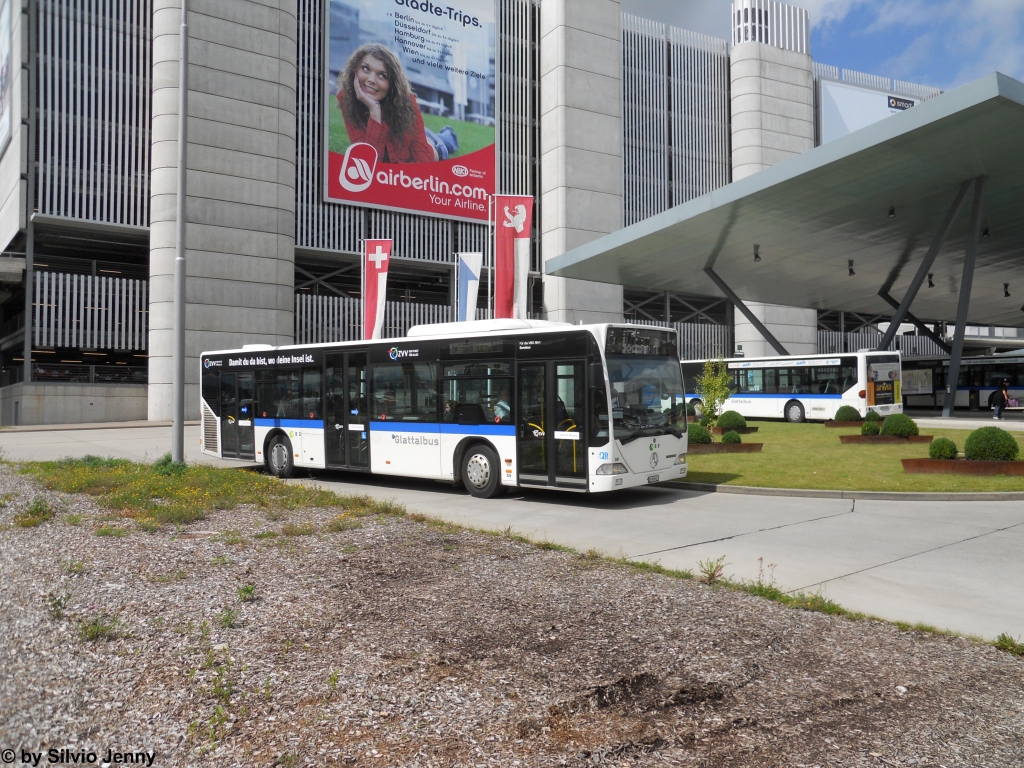 VBG/Eurobus Nr. 59 (Mercedes Citaro O530) am 16.8.2011 beim Flughafen auf der Linie 736. Diese fhrt von der Rega bis zum Annahmegebude Im Rohr und dient hauptschlich den Flughafen Mitarbeiter. Frher wurde diese Linie durch einen Shuttlebusbetrieb der Unique (heute: Flughafen Zrich AG) gefhrt. Erst ab 2009 ist dieser Shuttle eine offizielle Linie.