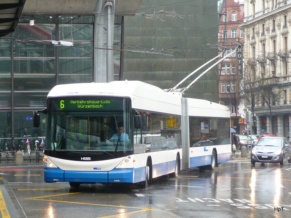 VBL Luzern - Hess BGT-N2C Trolleybus Nr.222 bei der zufahrt zu den Haltestellen vor dem Bahnhof Luzern am 19.03.2011