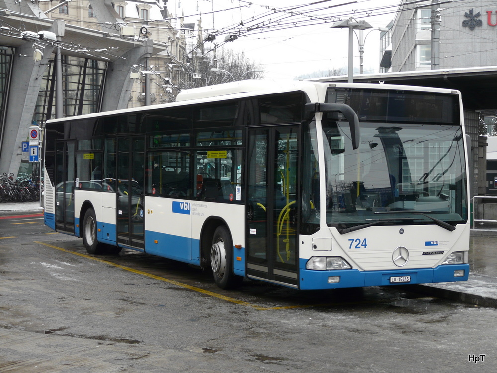 VBL Luzern - Mercedes Citaro Nr.724  LU 15645 bei den Haltestellen vor dem Bahnhof Luzern am 01.02.2012