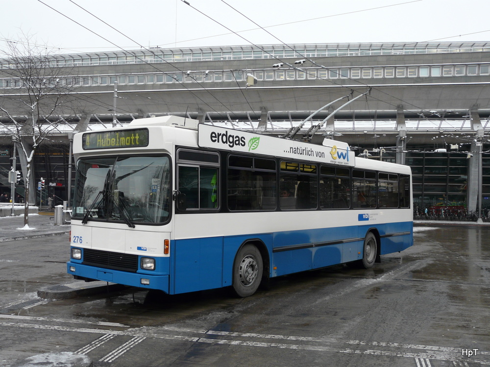 VBL Luzern - NAW-Hess Trolleybus Nr.276 bei den Haltestellen vor dem Bahnhof Luzern am 01.02.2012