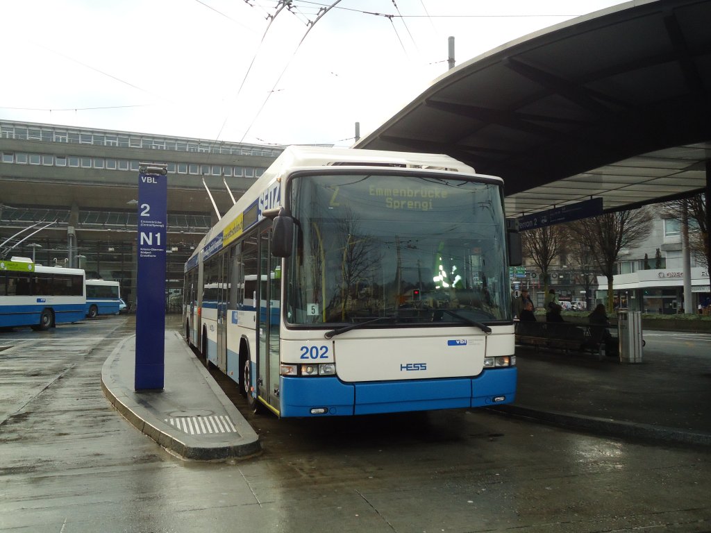 VBL Luzern Nr. 202 Hess/Hess Gelenktrolleybus am 8. Dezember 2010 Luzern, Bahnhof