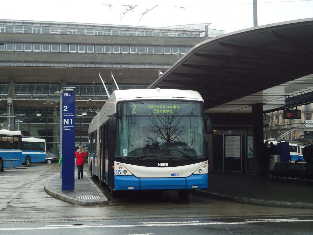 VBL Luzern Nr. 215 Hess/Hess Gelenktrolleybus am 8. Dezember 2010 Luzern, Bahnhof