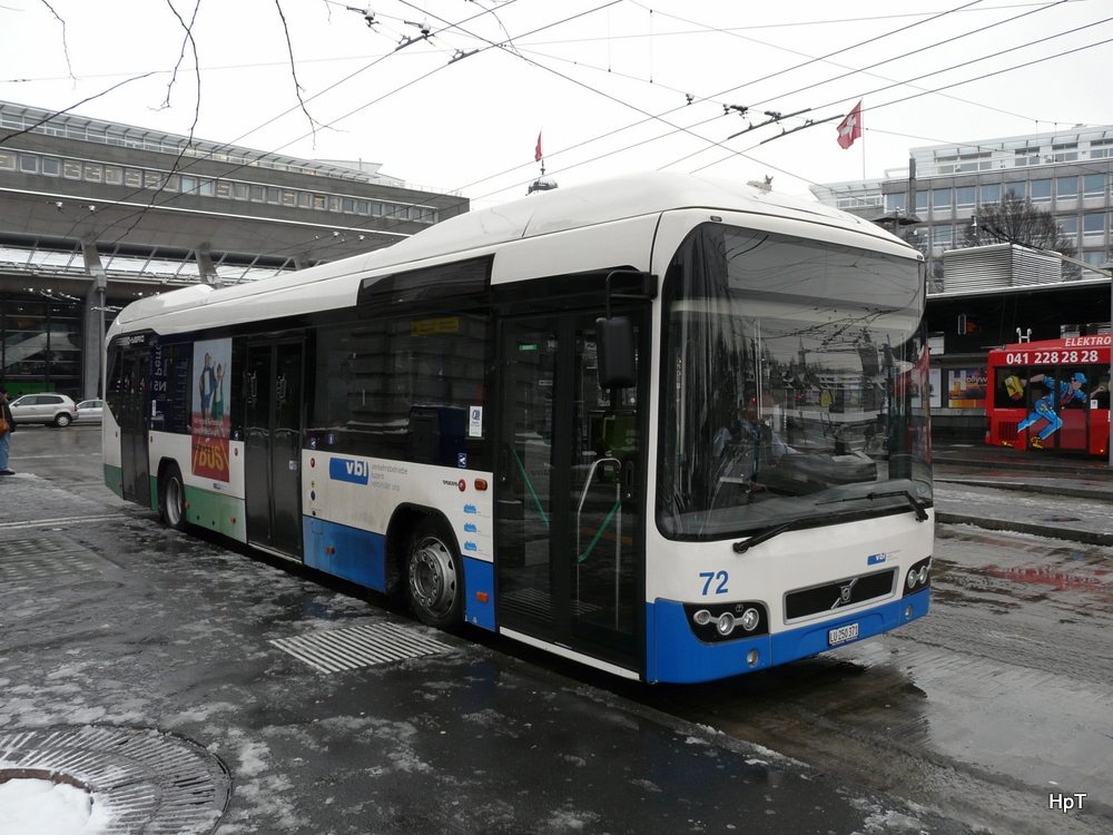VBL Luzern - Volvo 7700 Hybrid  Nr.72  LU 250371 bei den Haltestellen vor dem Bahnhof Luzern am 01.02.2012