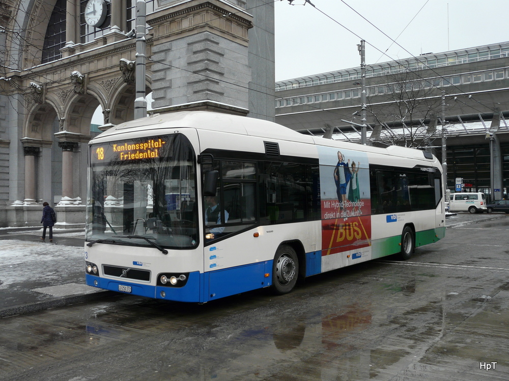 VBL Luzern - Volvo 7700 Hybrid Nr.73 LU 250372 bei den Haltestellen vor dem Bahnhof Luzern am 01.02.2012