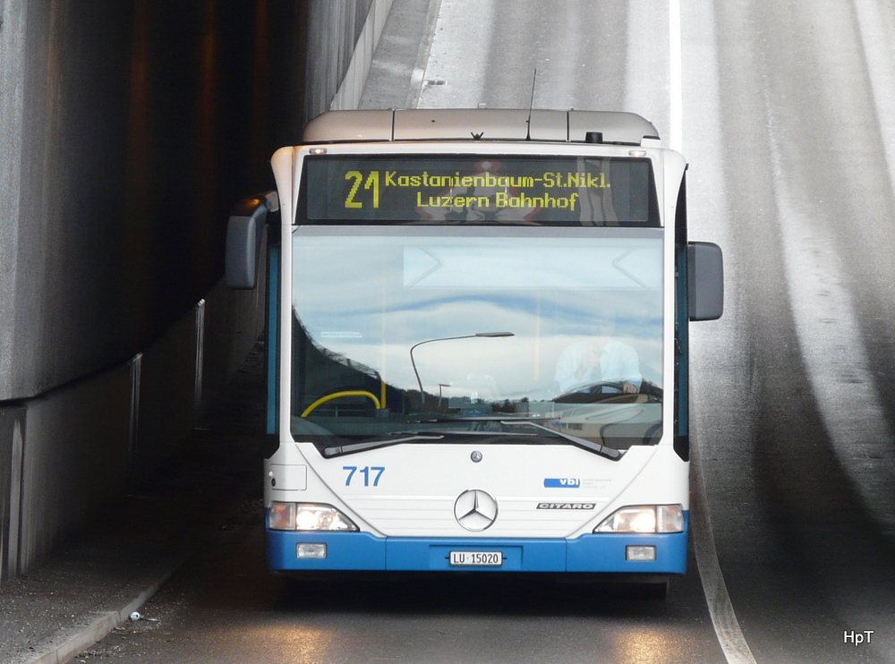 VBL - Mercedes Citaro Nr.719  LU 15020 unterwegs auf der Linie 21 in der Bahnhofunterfhrung in Horw am 15.01.2011