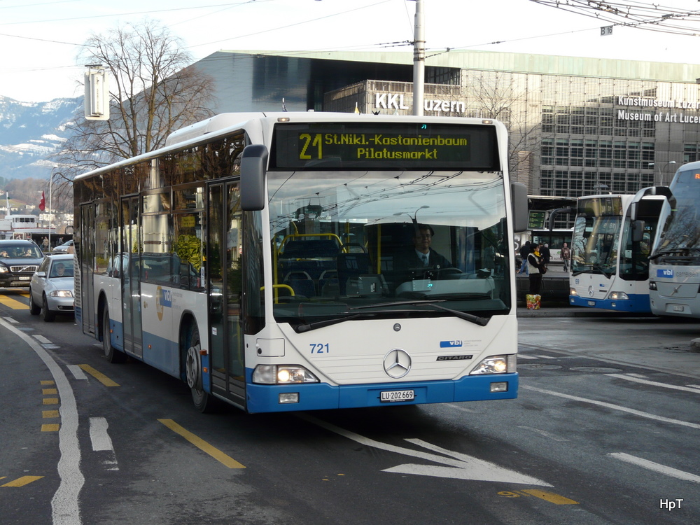 VBL - Mercedes Citaro Nr.721  LU 202669 unterwegs auf der Linie 21 vor dem Bahnhof in Luzern am 08.01.2010