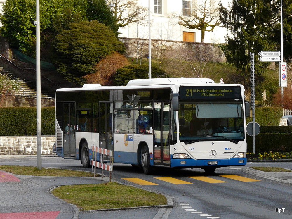 VBL - Mercedes Citaro Nr.721  LU 202669 unterwegs auf der Linie 21 bei der Zufahrt zu einem Einkaufscenter in Horw am 15.01.2010