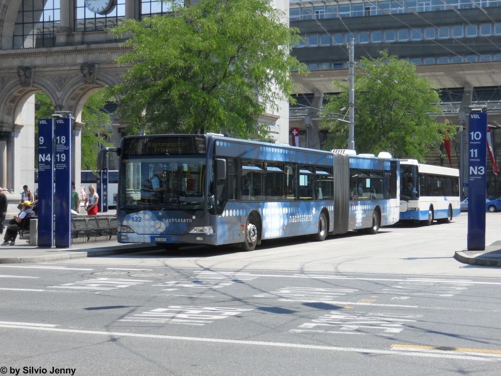 vbl Nr. 132 ''nachtstern'' am 5.7.2011 beim Bhf. Luzern. Lange Zeit machte der Citaro 132 nur mit einem unscheinbaren TrafficBoard Werbung fr den Nachtstern, bis man ihm im Jahre 2010, diesne geflligen Anstrich verpasste.