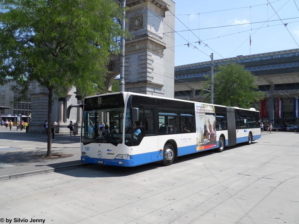 vbl Nr. 137 (Mercedes Citaro O530G) am 5.7.2011 beim Bhf. Luzern