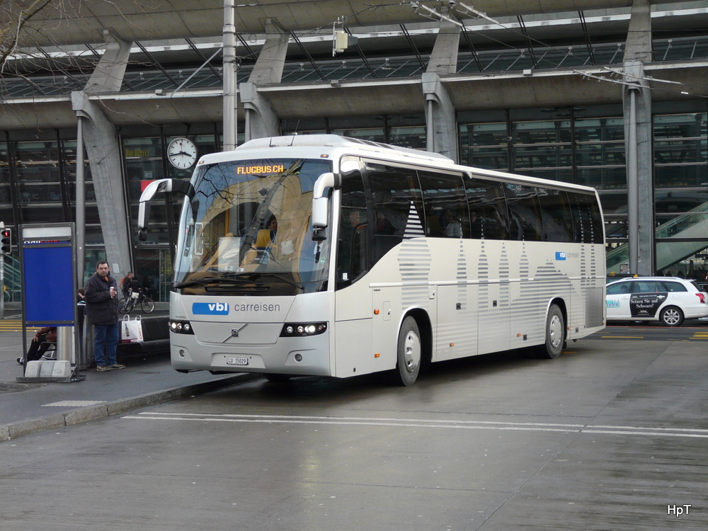 VBL - Volvo 9700 Reisebus Nr.802  LU 15029 bei den Bushaltestellen vor dem Bahnhof Luzern am 08.01.2011