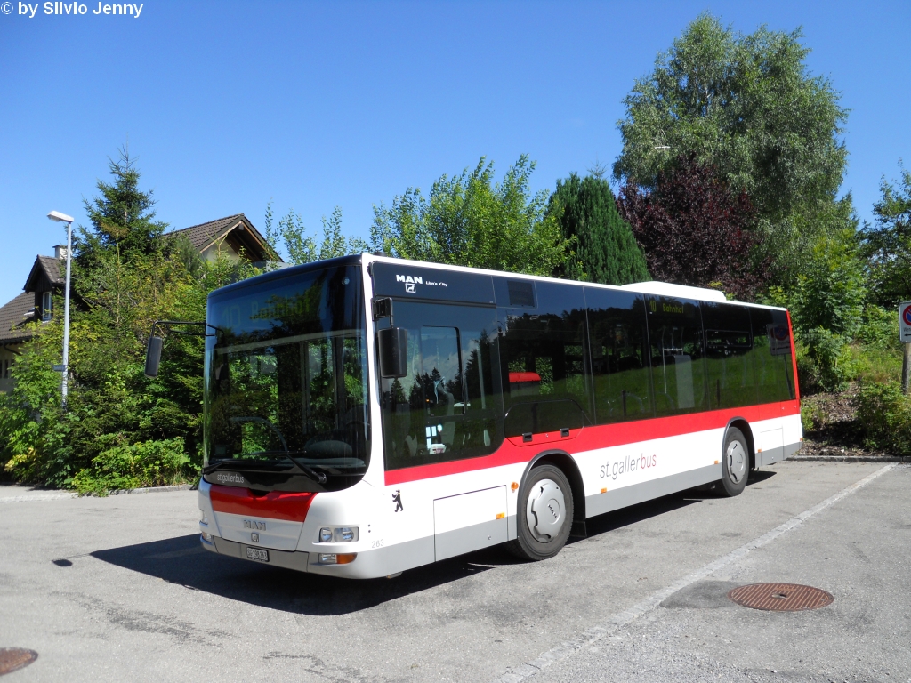 VBSG/St.Gallerbus Nr. 263 (MAN A39 Lion's Midi) am 31.7.2010 in Oberhofstetten. Diese MAN sind speziell fr die Linie 10 beschafft worden, denn dort muss ein Bahnbergang mit Zahnstange berquert werden, dazu muss der Wagen um 12cm angehoben werden.