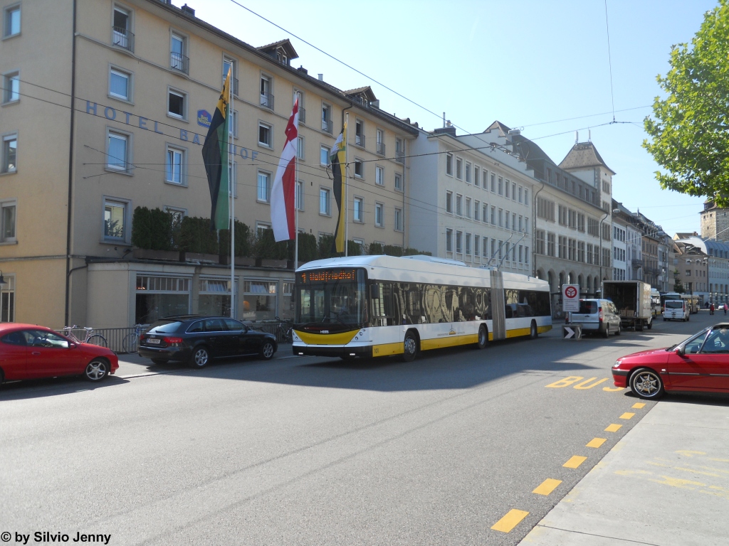 VBSH Nr. 101 (Hess Swisstrolley 3 BGT-N2C) am 31.8.2011 beim Bhf. Schaffhausen. Dieser Swisstrolley war der erste fr die VBSH; und wurde im August 2011 in Betrieb genommen. Somit wird die VBSH ihre NAW-Trolleys ersetzen, und der gesamte VBSH-Fuhrpark wird niederflurig.