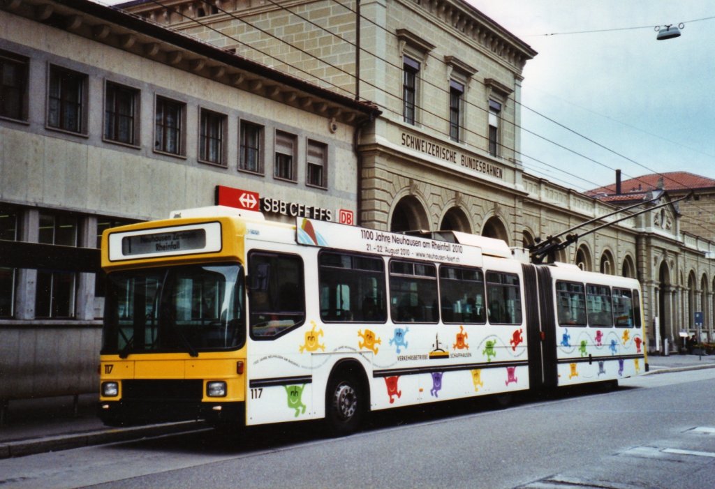 VBSH Schaffhausen Nr. 117 NAW/Hess Gelenktrolleybus am 16. Mai 2010 Schaffhausen, Bahnhof (mit Vollwerbung fr  1100 Jahre Neuhausen am Rheinfall 2010 )