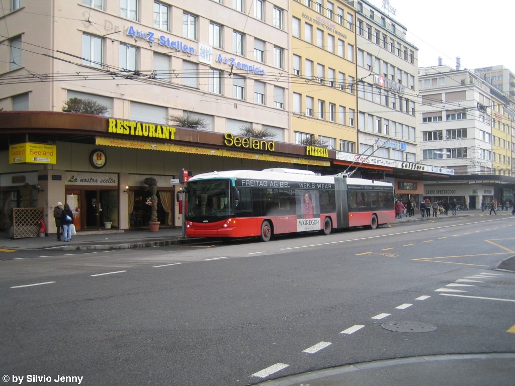 vb/tpb Nr. 53 (Hess Swisstrolley 3 BGT-N2C) am 7.1.10 beim Bhf. Biel/Bienne. Im Jahre 2008 ersetzte die Verkehrsbetriebe Biel die alten Volvo/RJ B10M Trolleybusse allesamt durch neue ST3.