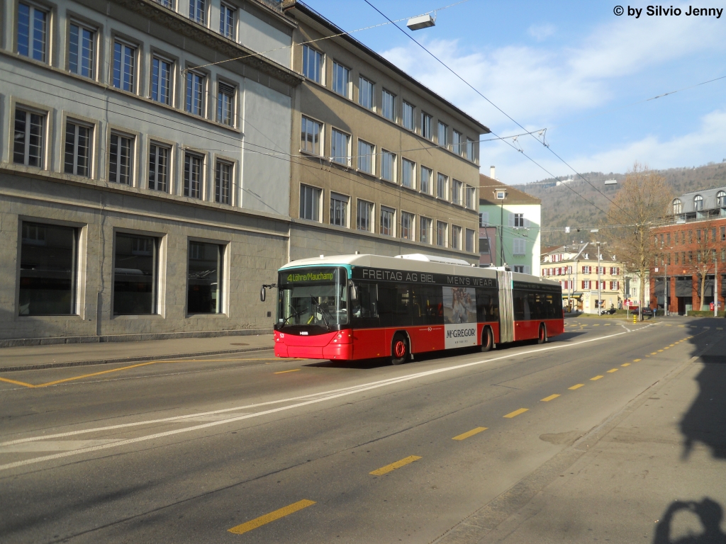 VB/TPB Nr. 53 (Hess Swisstrolley BGT-N2C) am 17.3.2012 beim Bhf. Biel