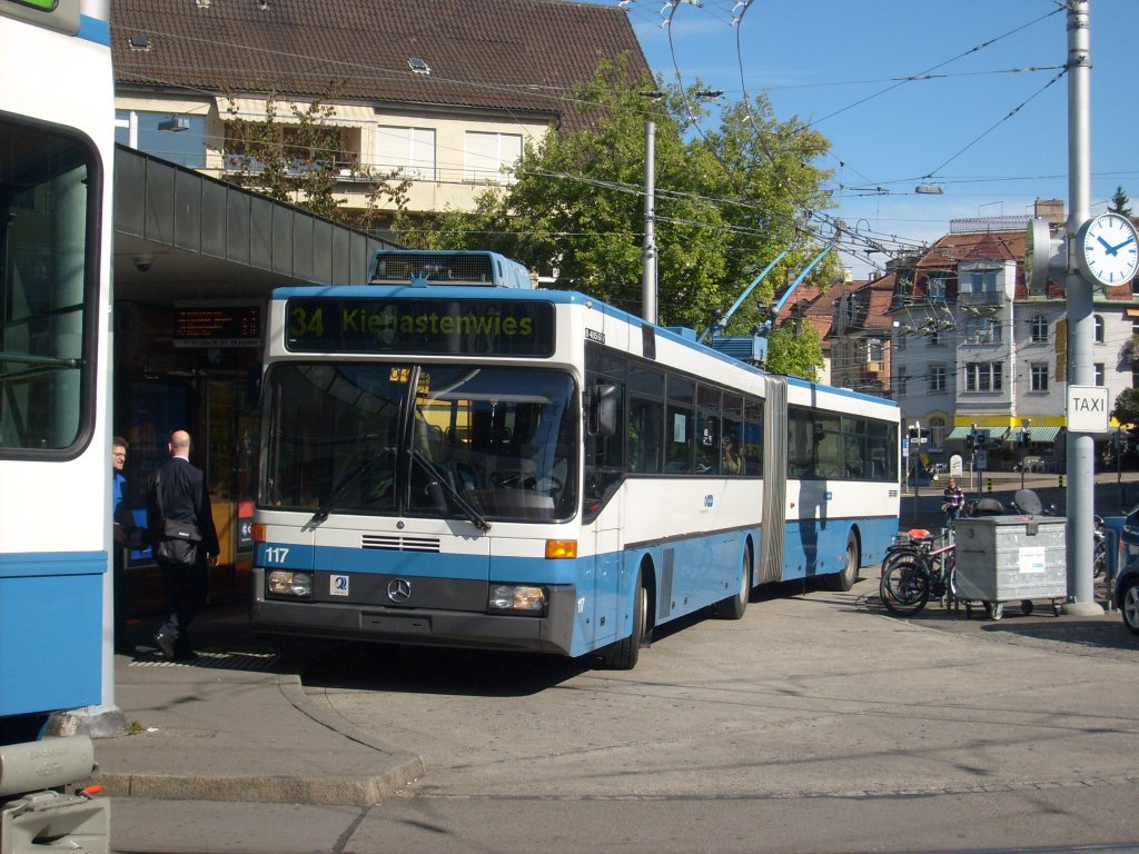VBZ MB Nr. 117 am 11.8.2011 beim Klusplatz. Bei diesen engen Platzverhältnissen sind die Chauffeure nicht zu beneiden.