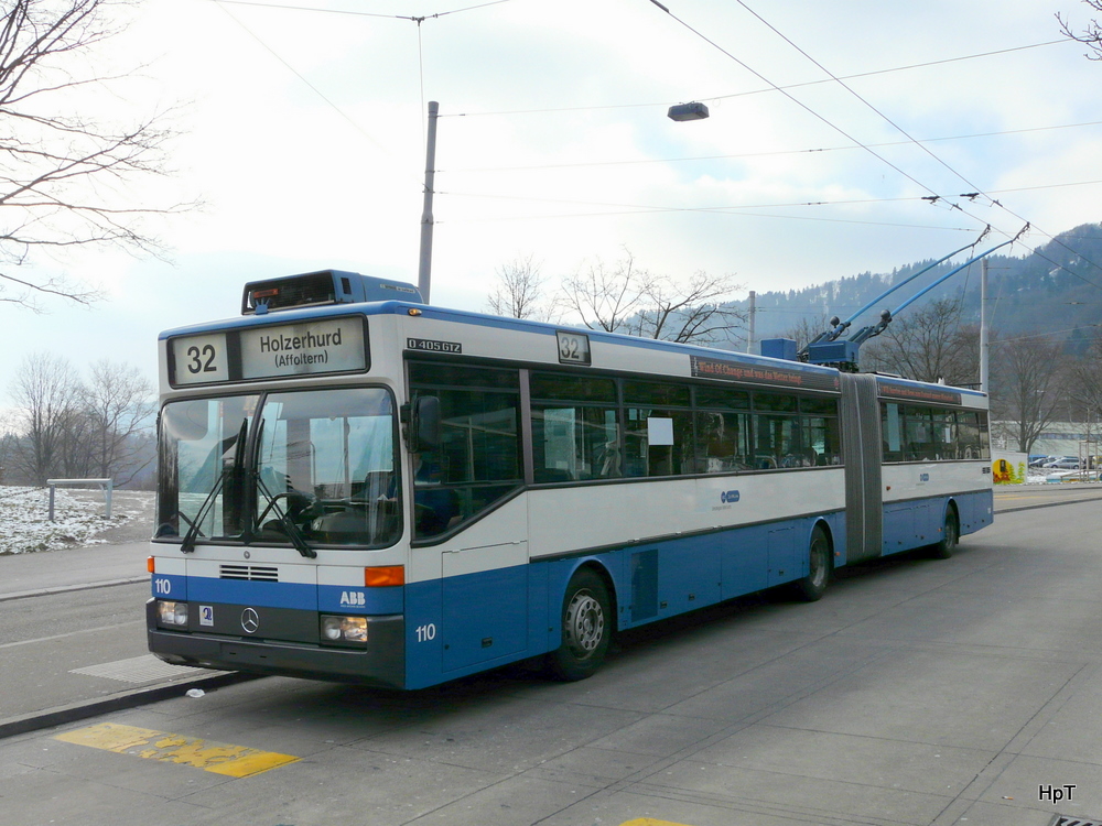 VBZ - Mercedes O 405 GTZ Trolleybus Nr.110 bei der Haltestelle Strassenverkehrsamt in Zürich am 23.01.2011

