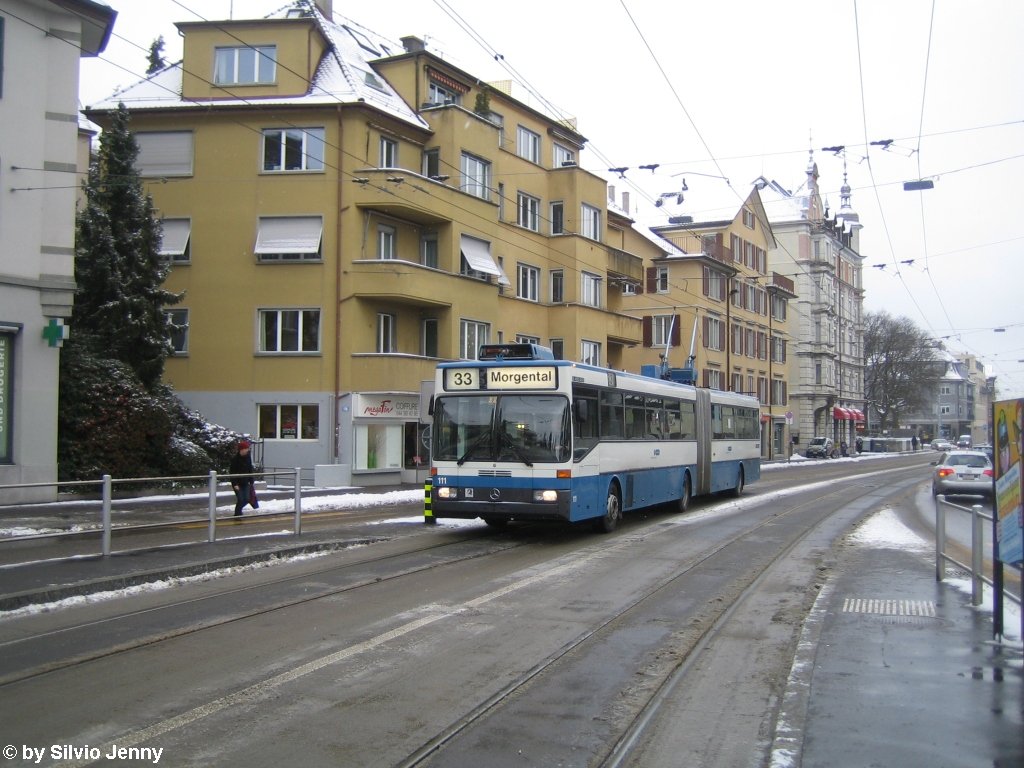 VBZ Nr. 111 (Mercedes O405GTZ) am 28.1.2010 bei der Seilbahn Rigiblick. Deren Endstation ihrem Namen beim momentanen Wetter nicht gerade gerecht wird...